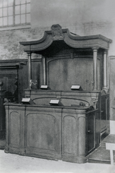 OVI-00001333 de Hofbank in NHkerk met nog de bijbels